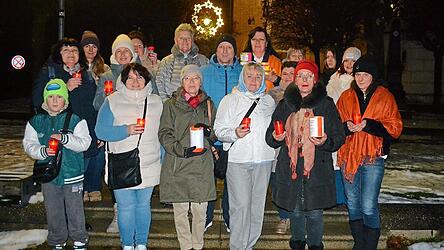 Am Marktplatz traf man sich zu einer Schweigeminute.