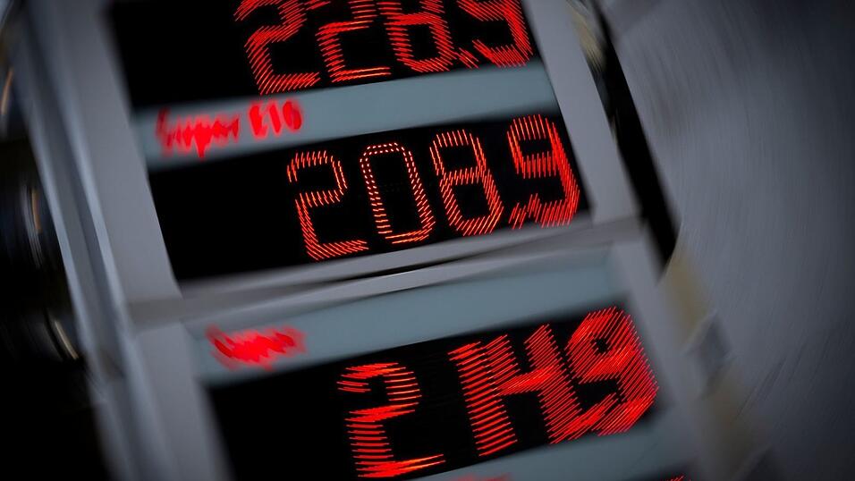 Im Mai und Juni soll Sprit durch eine Steuersenkung g&uuml;nstiger werden. (Archivbild)