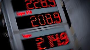 Im Mai und Juni soll Sprit durch eine Steuersenkung g&uuml;nstiger werden. (Archivbild)