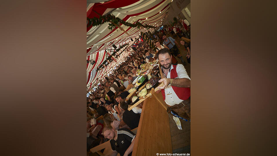 Die Partybilder vom Samstag, 15. August, aus dem Festzelt Lechner. Die Partybilder vom Samstag, 15. August, aus dem Festzelt Lechner.