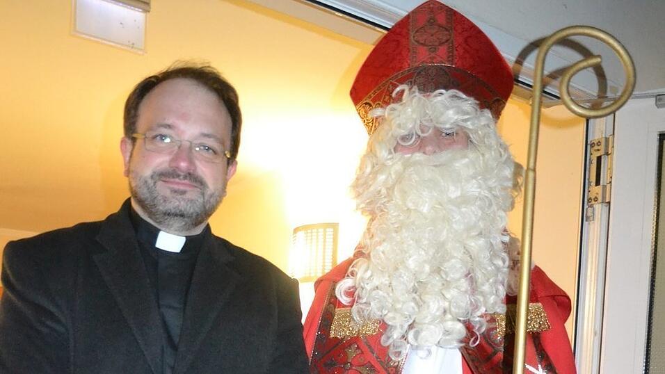 Pfarrer Jürgen Eckl begrüßte den Nikolaus. 