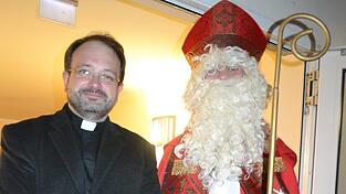 Pfarrer Jürgen Eckl begrüßte den Nikolaus. 