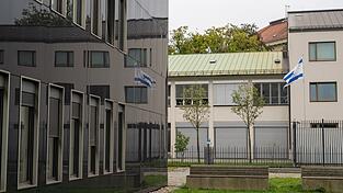 Der 24-J&auml;hrige hatte am Samstag faustgro&szlig;e Steine auf die Fassade des Konsulats geworfen. (Archivbild)