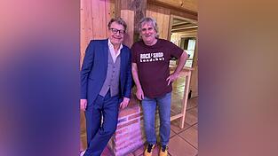 Helmut Renger (rechts) mit Niko Formanek, der im Juli ins Gasthaus Rahbauer in Weihbüchl kommt und bekannt für seine Späße über das Eheleben ist. Helmut Renger (rechts) mit Niko Formanek, der im Juli ins Gasthaus Rahbauer in Weihbüchl kommt und bekannt für seine Späße über das Eheleben ist.