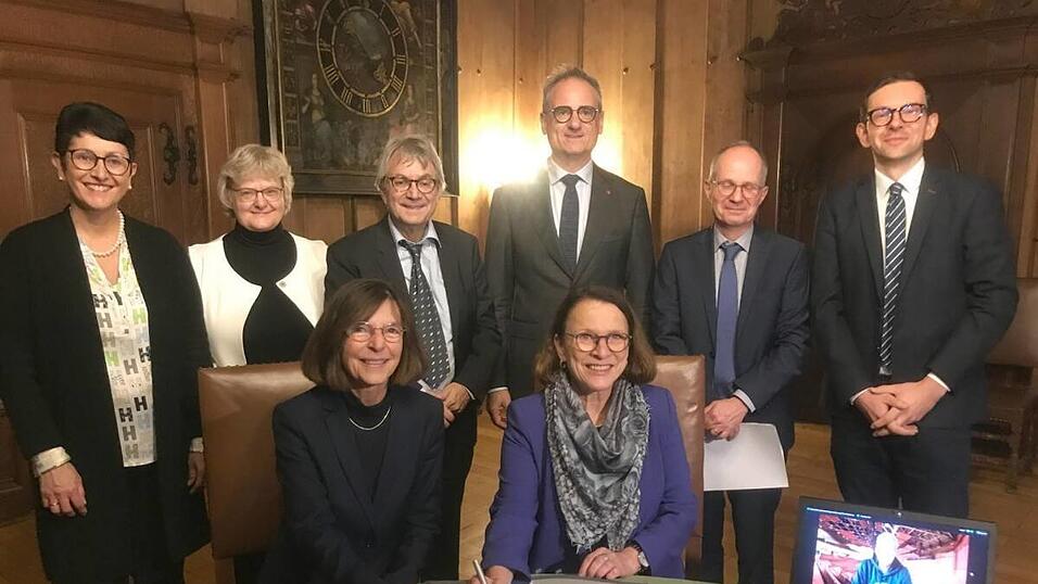 Die ehemalige Oberb&uuml;rgermeisterin Gertrud Maltz-Schwarzfischer (vorne rechts) und Uni-Vizepr&auml;sidentin Ursula Regener (vorne links) unterzeichneten im Oktober 2024 den Vertrag.