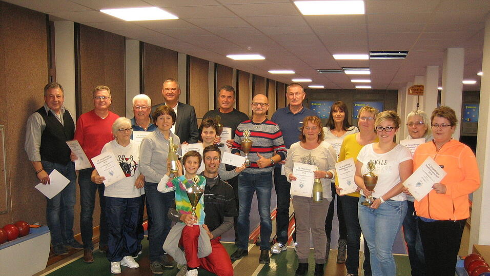 Die Sieger der Stadtmeisterschaft zusammen mit B&uuml;rgermeister Josef Pellkofer und Vorstand Robert Kettl.