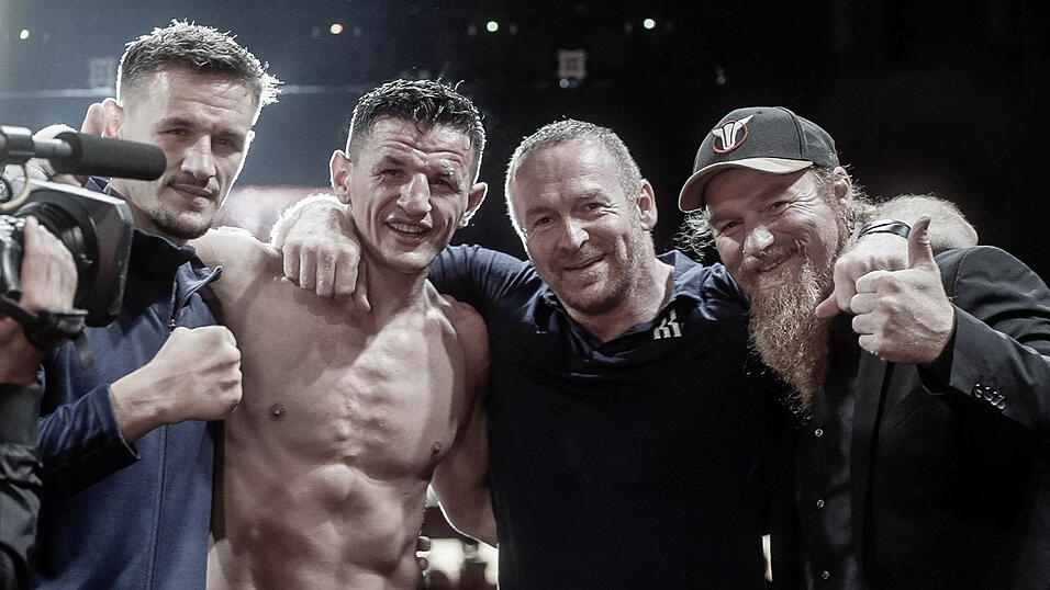 Br&uuml;der: Robin Krasniqi (2.v.l.) und seinen Trainer Sepp Maurer (2.v.r.) mit ihren Br&uuml;dern Quendrim Krasniqi (links) und Starkoch Ludwig 'Lucki' Maurer, der mit einer starken Delegation aus dem Bayerischen Wald zum Kampf angereist war.