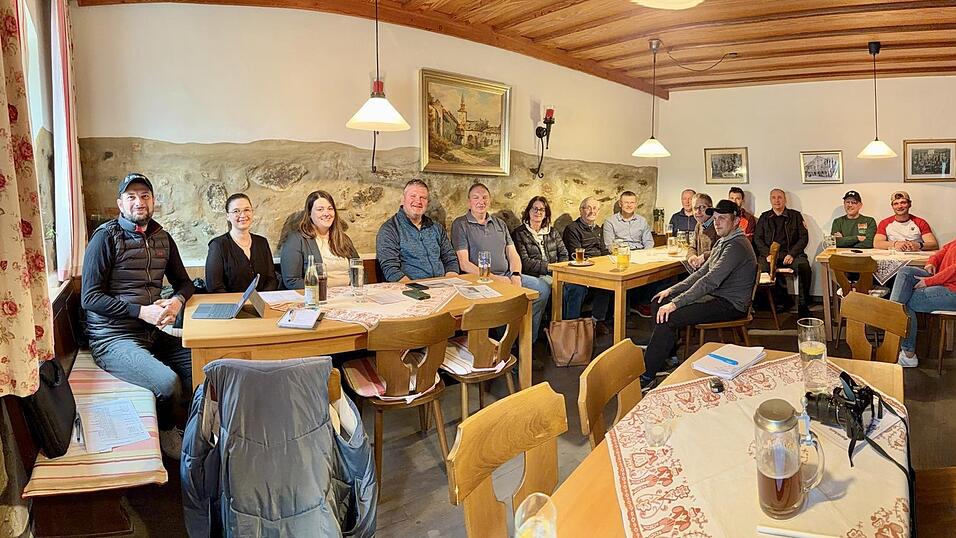 Diese Vereins- und Beh&ouml;rdenvertreter schlossen sich unter F&uuml;hrung von Wolfgang Sch&auml;chtl (ganz links) f&uuml;r das Projekt &bdquo;Maibaum-Aufstellen&ldquo; zusammen.