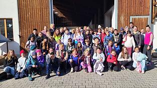 Die drei 5. Klassen der Mittelschule mit den Klassenleitern Sina Ortmeier, Daniela Maier und Theresa Waxenberger und er Landwirtfamilie Stoiber. Die drei 5. Klassen der Mittelschule mit den Klassenleitern Sina Ortmeier, Daniela Maier und Theresa Waxenberger und er Landwirtfamilie Stoiber.
