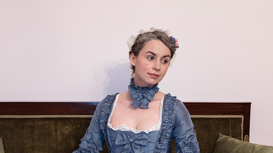 Selbstgeschneidert: Mariell Felicitas Mettmann in einem Kleid nach Fran&ccedil;ois Hubert Drouais' Portrait einer Dame im Metropolitan Museum of Art