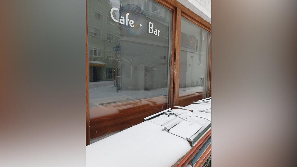 Am Dienstag schneit es heftig in weiten Teilen Bayerns, auch in Straubing. Am Dienstag schneit es heftig in weiten Teilen Bayerns, auch in Straubing.