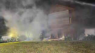In Rattenberg hat ein Wohnhaus gebrannt. Es wurden vier Bewohner und ein Feuerwehrmann leicht verletzt.