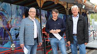 Die Drei vor der Geisterbahn freuen sich schon aufs Fest: Platzwart Stefan Raab, Christian Pl&ouml;tz vom Volksfestverein und Festwirt J&uuml;rgen Sch&uuml;tzenmeier.