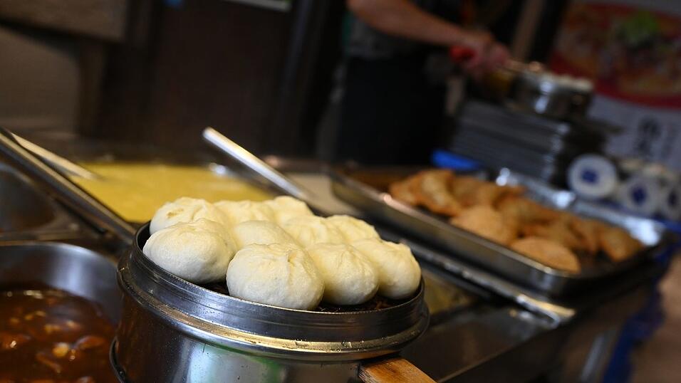 Teigtaschen namens Baozi mit ihren verschiedenen Füllungen sind in China ein beliebtes Frühstücksgericht. Teigtaschen namens Baozi mit ihren verschiedenen Füllungen sind in China ein beliebtes Frühstücksgericht.