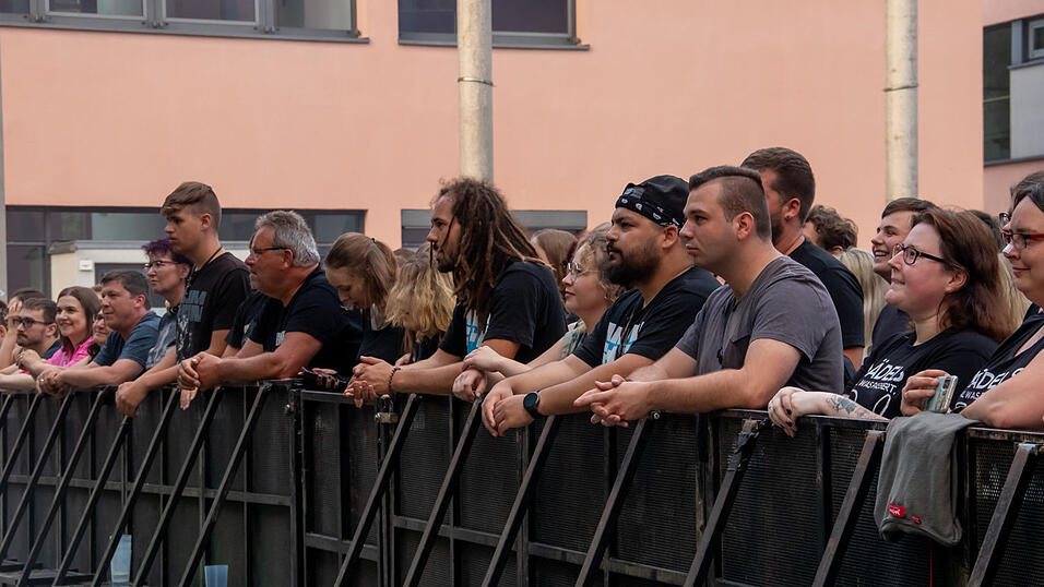 Die Rammstein-Coverband Stahlzeit begeisterte beim Campus Open Air Deggendorfer Fans. Die Rammstein-Coverband Stahlzeit begeisterte beim Campus Open Air Deggendorfer Fans.