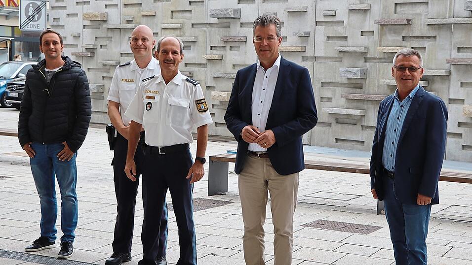 Der Magdalenenplatz ist ein Einsatzort für die Sicherheitswachtler: (von links) Ordnungsamtsleiter Bernd Waltl, Polizeioberkommissar Wolfgang Klampfl, Erster Polizeihauptkommissar Elmar Kastl, Bürgermeister Hans Schmalhofer und Geschäftsleiter Josef Hofmeister. Der Magdalenenplatz ist ein Einsatzort für die Sicherheitswachtler: (von links) Ordnungsamtsleiter Bernd Waltl, Polizeioberkommissar Wolfgang Klampfl, Erster Polizeihauptkommissar Elmar Kastl, Bürgermeister Hans Schmalhofer und Geschäftsleiter Josef Hofmeister.