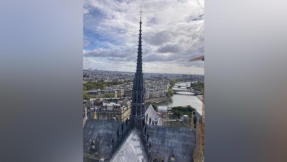 Ein neuer Spitzturm mit goldenem Hahn findet sich nun als Ersatz für den, der beim Brand 2019 einstürzte.