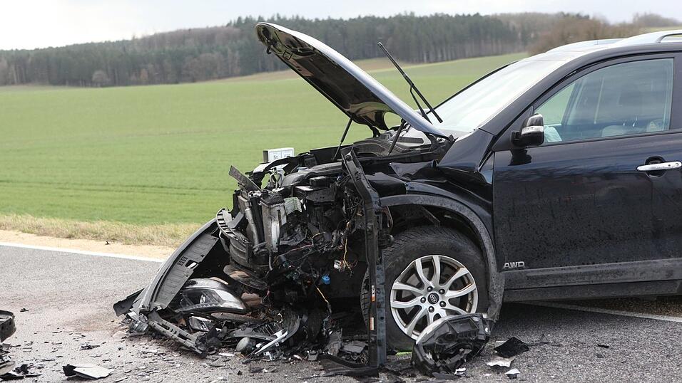 Der Unfall hatte die Stra&szlig;e in ein Tr&uuml;mmerfeld verwandelt. Ein 34-j&auml;hriger Autofahrer musste mit schwersten Verletzungen ins Krankenhaus geflogen werden.