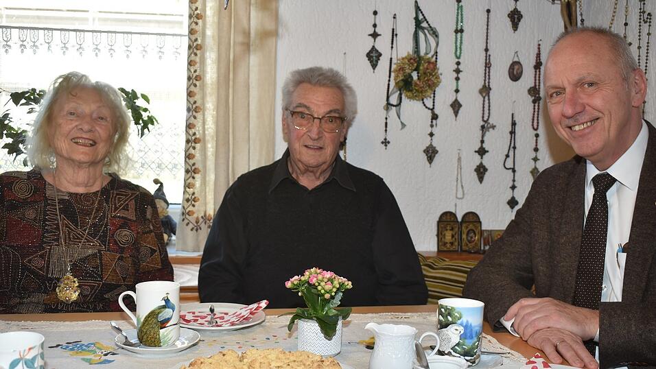 Bei Kaffee und Streuselkuchen konnte man mit dem Jubilar bestens plaudern: Gisela und Herwart Radspieler zusammen mit B&uuml;rgermeister Josef Reff (von links).