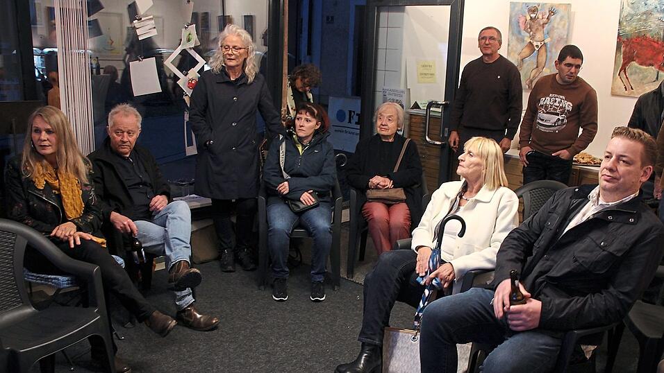 Viele K&uuml;nstler und Interessierte kommen in der Kleinen Galerie am Burgtor zusammen.