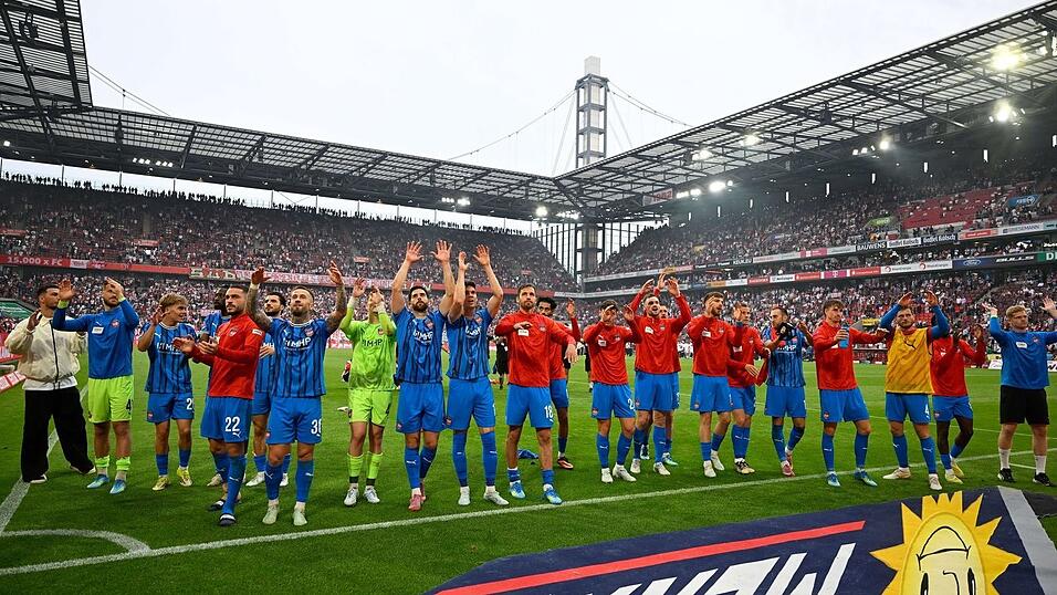 Die Heidenheimer feiern den Sieg mit ihren mitgereisten Fans.