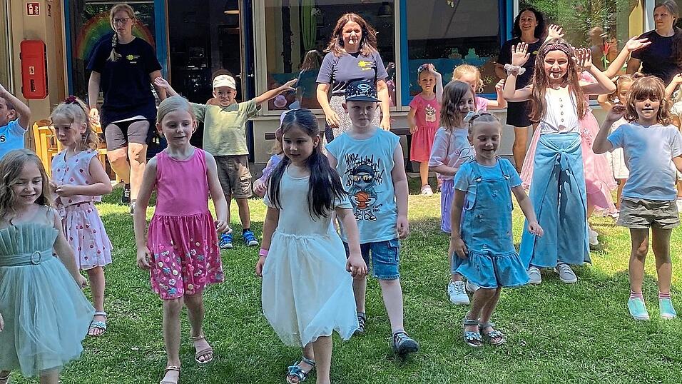 Die Kinder der vier Sonnenschein-Gruppen hatten zum Jubiläum eigens ein Geburtstagslied mit eigenem Text und einem Tanz mit ihren Betreuerinnen und Betreuern einstudiert. Die Kinder der vier Sonnenschein-Gruppen hatten zum Jubiläum eigens ein Geburtstagslied mit eigenem Text und einem Tanz mit ihren Betreuerinnen und Betreuern einstudiert.
