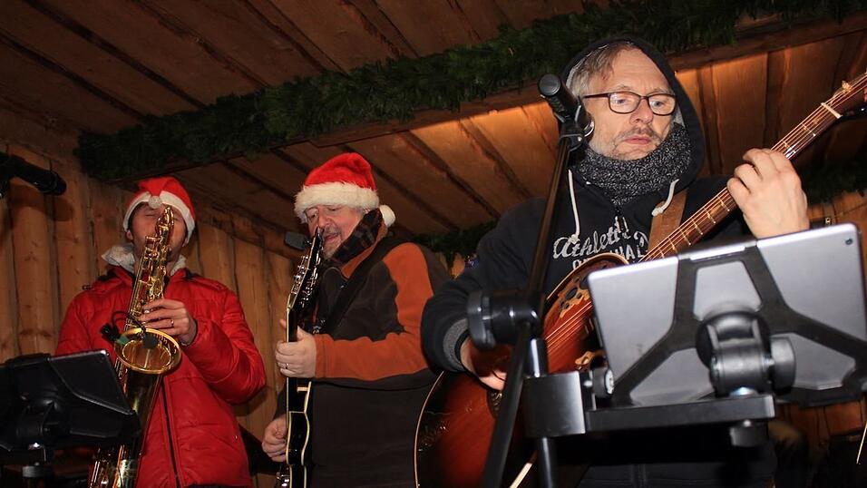 Der idyllische Christkindlmarkt in der Freyung in Landshut zählt zu den schönsten Christkindlmärkten Bayerns. Bei eisigen Temperaturen ist dort insbesondere die Glühwein-Alm natürlich heiß begehrt. Der idyllische Christkindlmarkt in der Freyung in Landshut zählt zu den schönsten Christkindlmärkten Bayerns. Bei eisigen Temperaturen ist dort insbesondere die Glühwein-Alm natürlich heiß begehrt.