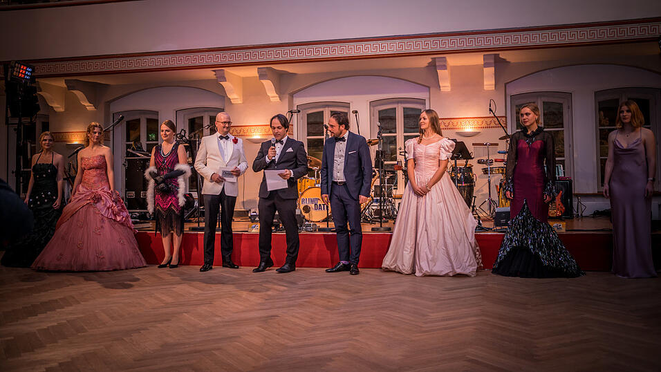 Anlässlich des 225-jährigen Bestehens veranstaltete das Landshuter Modehaus Oberpaur eine Jubliäumsgala - samt Vorführung historischer Abendkleider. Anlässlich des 225-jährigen Bestehens veranstaltete das Landshuter Modehaus Oberpaur eine Jubliäumsgala - samt Vorführung historischer Abendkleider.