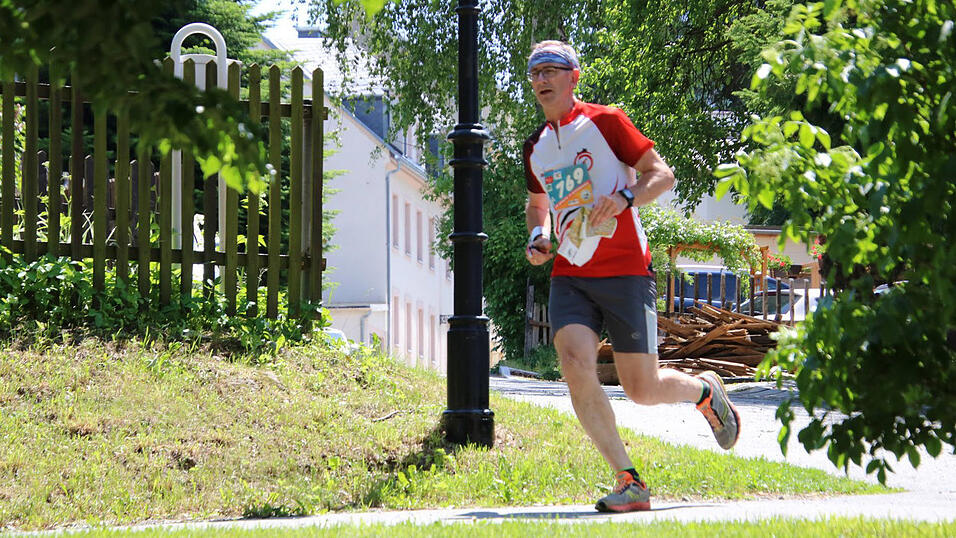 Organisator Stefan Hötzinger vom TSV Natternberg hat speziell für die Titelkämpfe in Landau spezielle Karten angefertigt. Organisator Stefan Hötzinger vom TSV Natternberg hat speziell für die Titelkämpfe in Landau spezielle Karten angefertigt.