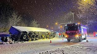 Ein Lastwagen ist am Kaserneneck in den Graben gerutscht.