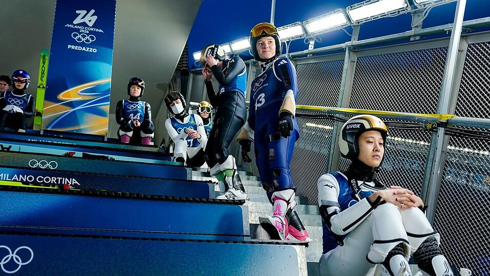 Katharina Schmid (2. vr) ist bereit f&uuml;r ihre letzten Spr&uuml;nge bei Olympia.