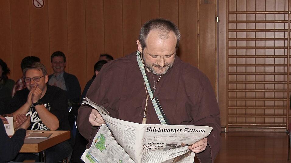 'Bruder Barnabas' las aus der Zeitung über das Gemeindeleben vor.
