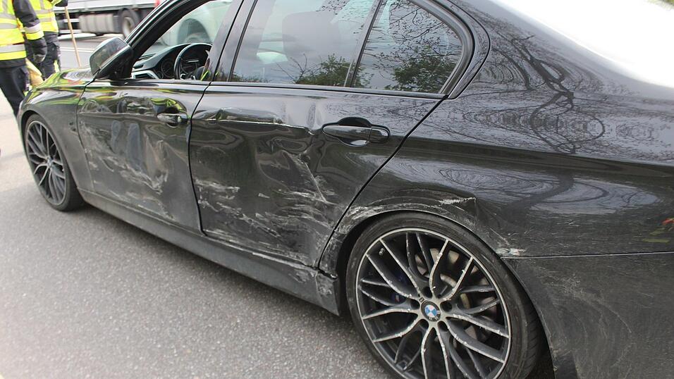 Das deutlich in Mitleidenschaft gezogene Auto. Das deutlich in Mitleidenschaft gezogene Auto.