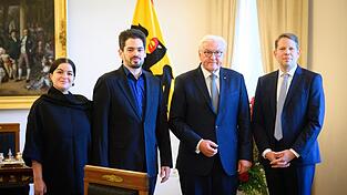 Erst eine Aus- dann eine Einladung: Intendant Wiegand zusammen mit dem designierten Chefdirigenten Shani bei Bundespräsident Steinmeier (Archivbild).