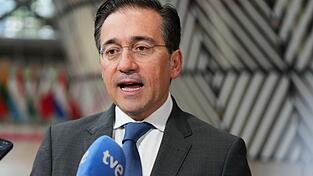 Spaniens Au&szlig;enminister Jos&eacute; Manuel Albares hat sich '&uuml;berrascht' &uuml;ber das Schweigen von Bundeskanzler Friedrich Merz angesichts scharfer Angriffe von US-Pr&auml;sident Donald Trump auf Spanien ge&auml;u&szlig;ert.