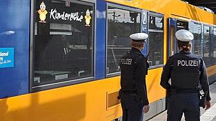 In einer Regionalbahn von Cham nach Roding ist ein Zugbegleiter bedroht und beleidigt worden. Die Bundespolizei ermittelt. (Symbolfoto) In einer Regionalbahn von Cham nach Roding ist ein Zugbegleiter bedroht und beleidigt worden. Die Bundespolizei ermittelt. (Symbolfoto)