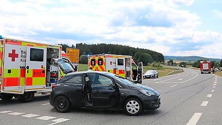 An den beiden Fahrzeugen - der Seat kam erst einige Meter nach dem Zusammensto&szlig; zum Stehen -, entstand Totalschaden.&nbsp;