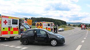 An den beiden Fahrzeugen - der Seat kam erst einige Meter nach dem Zusammenstoß zum Stehen -, entstand Totalschaden. An den beiden Fahrzeugen - der Seat kam erst einige Meter nach dem Zusammenstoß zum Stehen -, entstand Totalschaden.