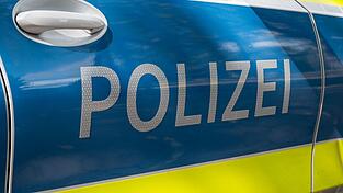 Dank der Angaben des Nachbarn konnte die Polizei den Tatverdächtigen wenig später festnehmen. (Symbolbild) Dank der Angaben des Nachbarn konnte die Polizei den Tatverdächtigen wenig später festnehmen. (Symbolbild)