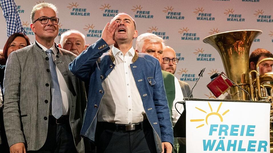Hubert Aiwanger (M, Freie Wähler), Vorsitzender seiner Partei und stellvertretender Ministerpräsident von Bayern, begrüßt zu Beginn des politischen Frühschoppens auf dem Volksfest Gillamoos die Gäste im Festsaal. Hubert Aiwanger (M, Freie Wähler), Vorsitzender seiner Partei und stellvertretender Ministerpräsident von Bayern, begrüßt zu Beginn des politischen Frühschoppens auf dem Volksfest Gillamoos die Gäste im Festsaal.