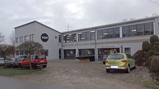 In modernen Werkstatthallen produziert die Schreinerei Voit, die vor 110 Jahren in Reichertshausen bei Au in der Hallertau gegründet wurde. In modernen Werkstatthallen produziert die Schreinerei Voit, die vor 110 Jahren in Reichertshausen bei Au in der Hallertau gegründet wurde.