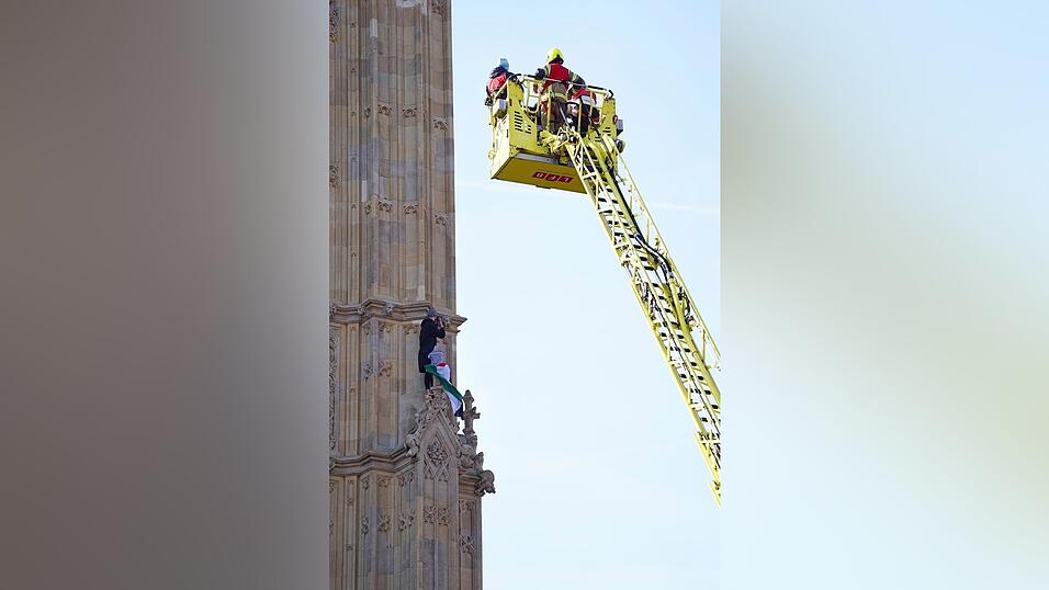 Gro&szlig;einsatz in London: Ein Mann ist auf den Turm mit der Glocke Big Ben geklettert.