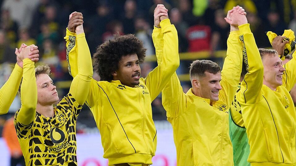 Karim Adeyemi (M) wird für die Dortmunder Mannschaft immer wichtiger.