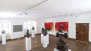 Blick in einen der großen Räume im MEMU, wo noch bis zum 25. Oktober die Ausstellung „VIS à VIS“ mit 15 international renommierten Künstlerinnen und Künstlern zu sehen ist. Im Bild die Bronzeskulpturen von Fabian Vogler und die Gemälde von Fahar Al-Salih. Blick in einen der großen Räume im MEMU, wo noch bis zum 25. Oktober die Ausstellung „VIS à VIS“ mit 15 international renommierten Künstlerinnen und Künstlern zu sehen ist. Im Bild die Bronzeskulpturen von Fabian Vogler und die Gemälde von Fahar Al-Salih.