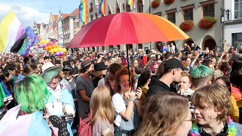 Knapp 2.000 Teilnehmer feierten am Samstag in Landhut den ersten Christopher-Street-Day Niederbayerns.