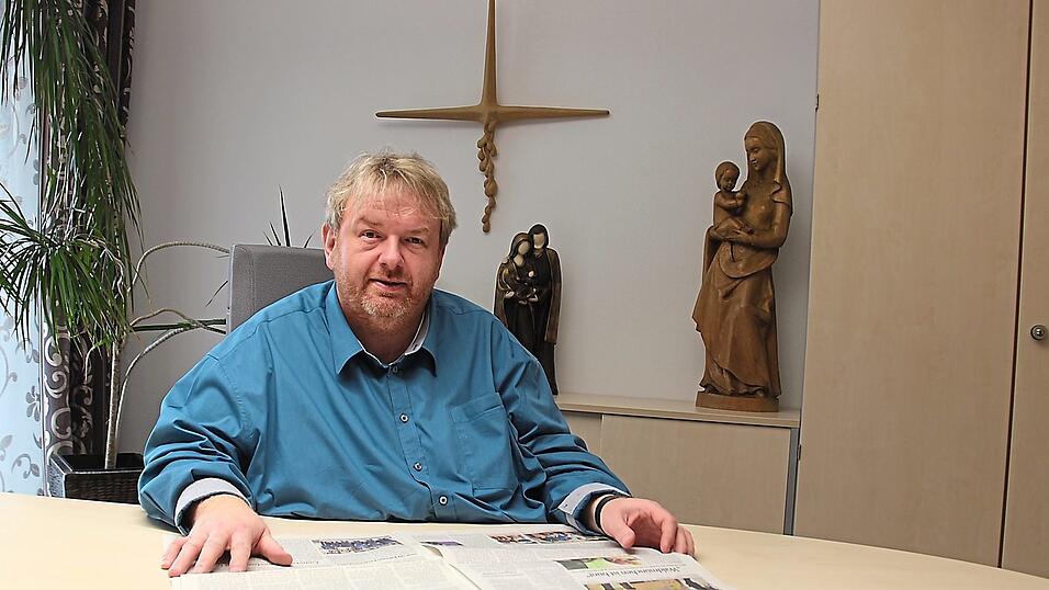 Dass seine Faschingspredigt für so viel Aufsehen sorgt, hätte Pfarrer Albert Hölzl nicht gedacht. Aber er steht dazu: Seine Meinung darf man sagen. Trotzdem werde er keine 'politische Rede' mehr in der Kirche halten. Dass seine Faschingspredigt für so viel Aufsehen sorgt, hätte Pfarrer Albert Hölzl nicht gedacht. Aber er steht dazu: Seine Meinung darf man sagen. Trotzdem werde er keine 'politische Rede' mehr in der Kirche halten.