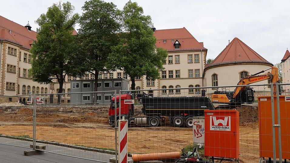 Blick auf die Baustelle mit der Raumnot geschuldeten Klasszimmer-Containern und historischem Schulgebäude. Blick auf die Baustelle mit der Raumnot geschuldeten Klasszimmer-Containern und historischem Schulgebäude.