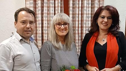 B&uuml;rgermeisterkandidatin Sandra Scheck (Mitte) mit dem Ortsvorsitzenden Pascal Nick und Landratskandidatin Silvia Gross.