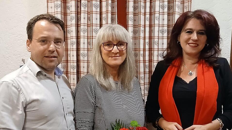 Bürgermeisterkandidatin Sandra Scheck (Mitte) mit dem Ortsvorsitzenden Pascal Nick und Landratskandidatin Silvia Gross.