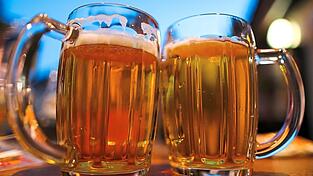 Ein kühles Blondes zum Feierabend. Viele setzen hier auf alkoholfreie Alternativen.